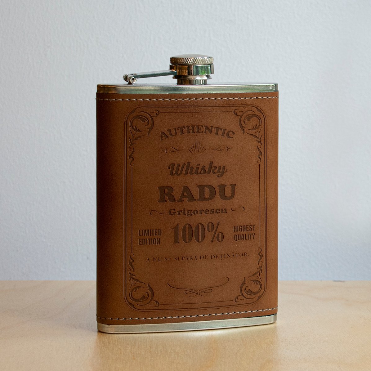 Sticlă de buzunar personalizată îmbrăcată în piele - Authentic Drink