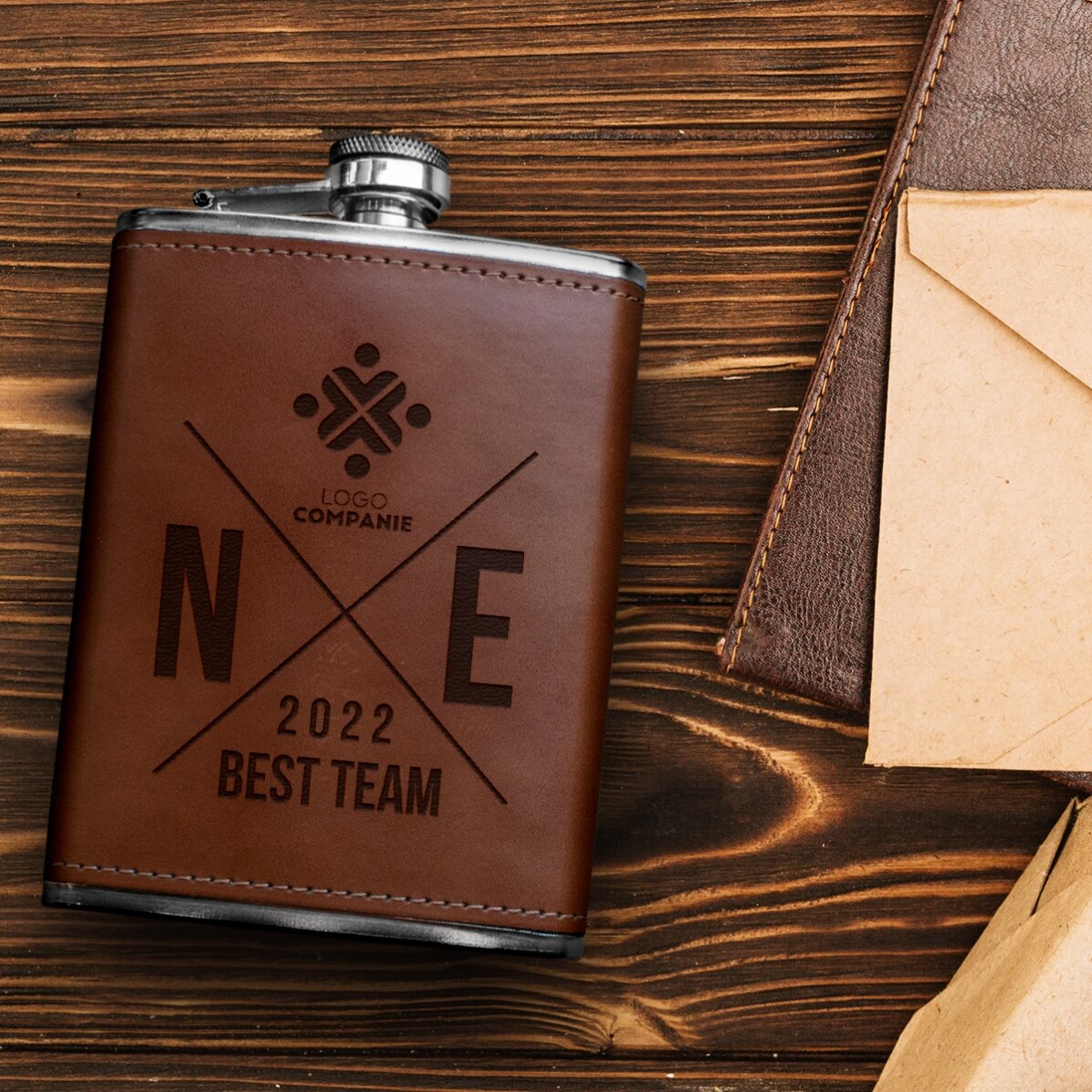 Sticlă de buzunar îmbrăcată în piele personalizată cu logo și inițiale