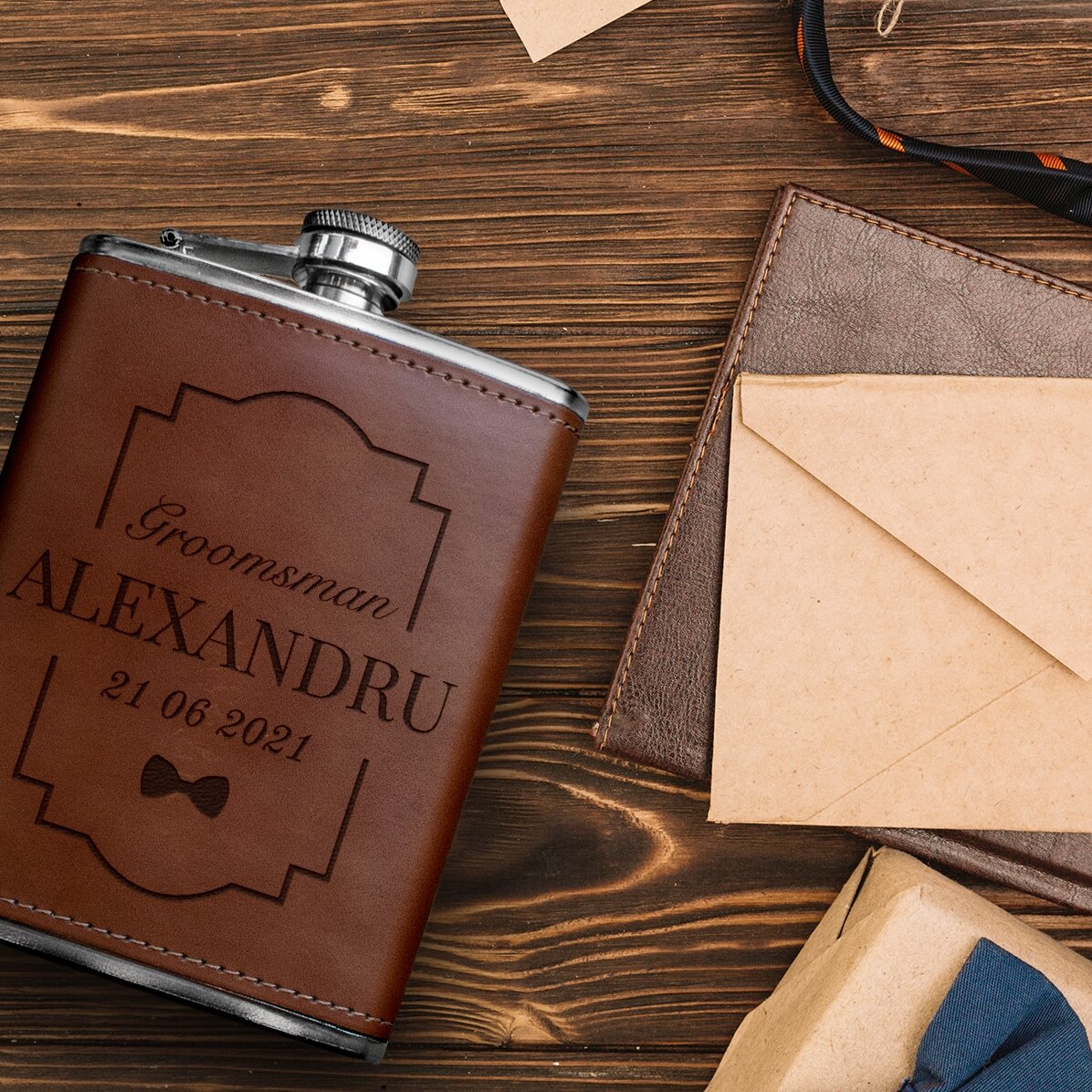 Sticlă de buzunar îmbrăcată în piele personalizată cu text - Groomsman