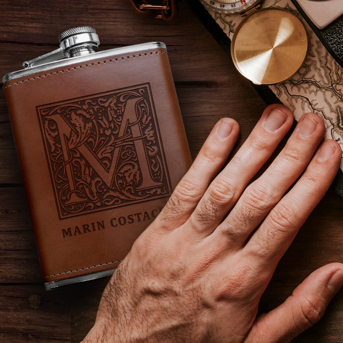 Sticlă de buzunar îmbrăcată în piele personalizată cu text - Monogramă și nume