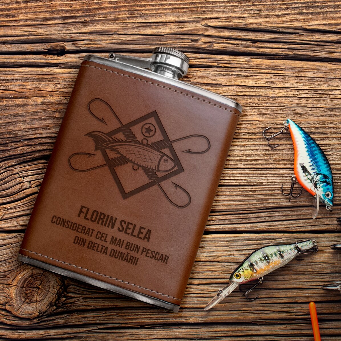 Sticlă de buzunar îmbrăcată în piele personalizată cu text pentru pescari