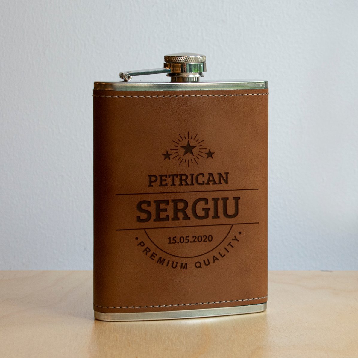 Sticlă de buzunar personalizată îmbrăcată în piele cu nume