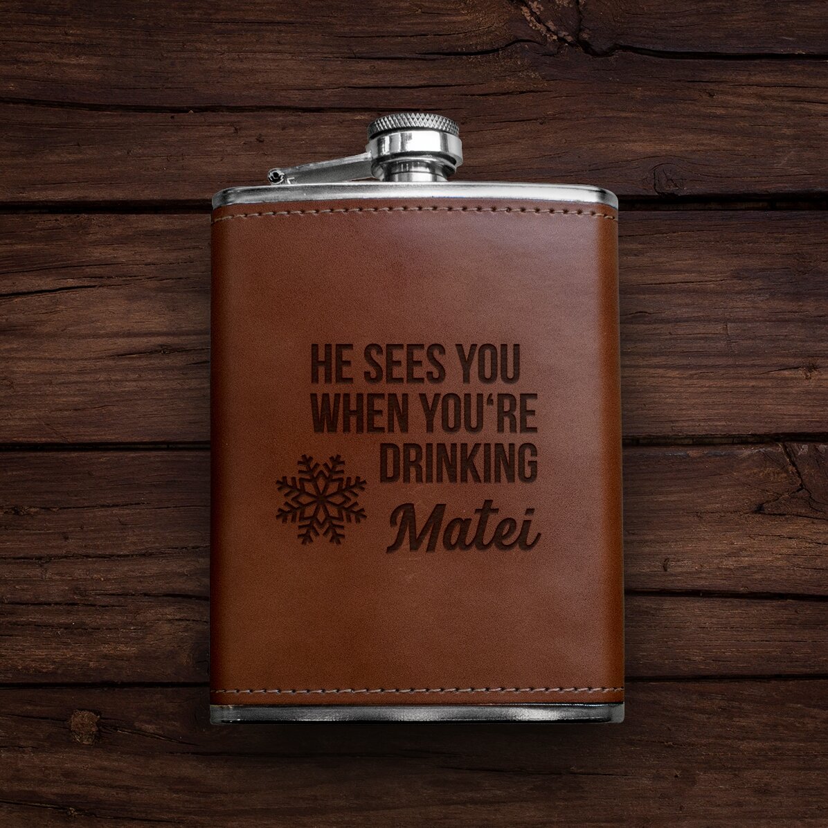 Sticlă de buzunar personalizată îmbrăcată în piele - He sees you when you