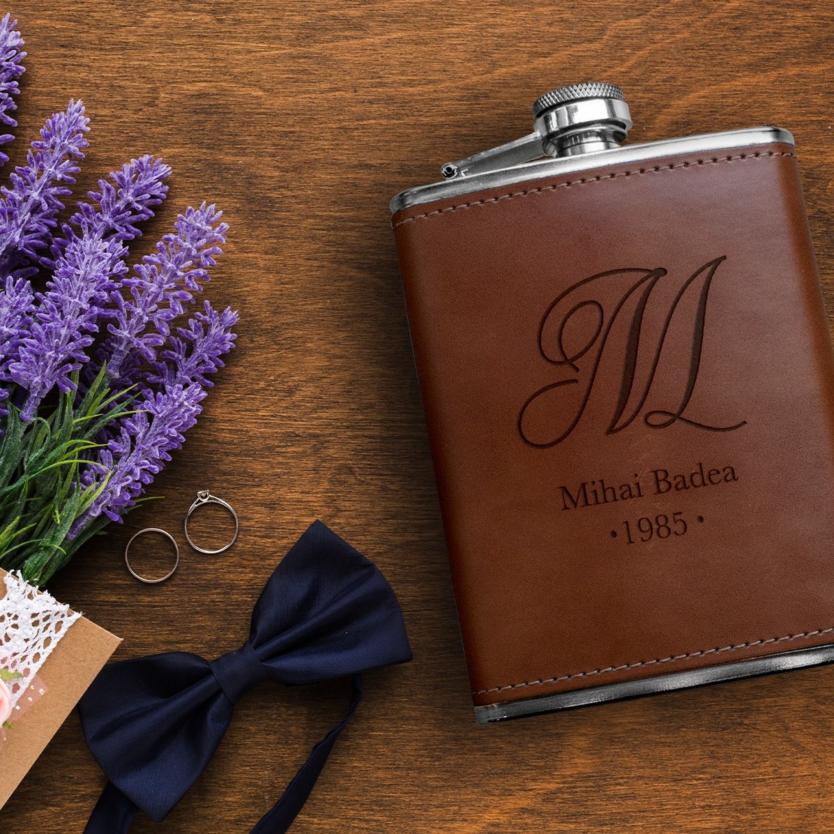 Sticlă de buzunar personalizată îmbrăcată în piele - Inițială și nume