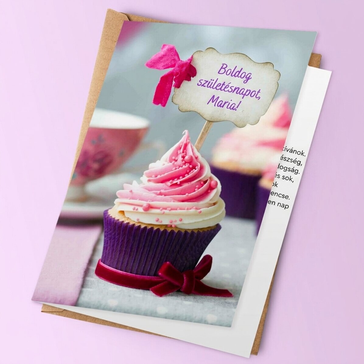 Személyre szabott lila cupcake kártya