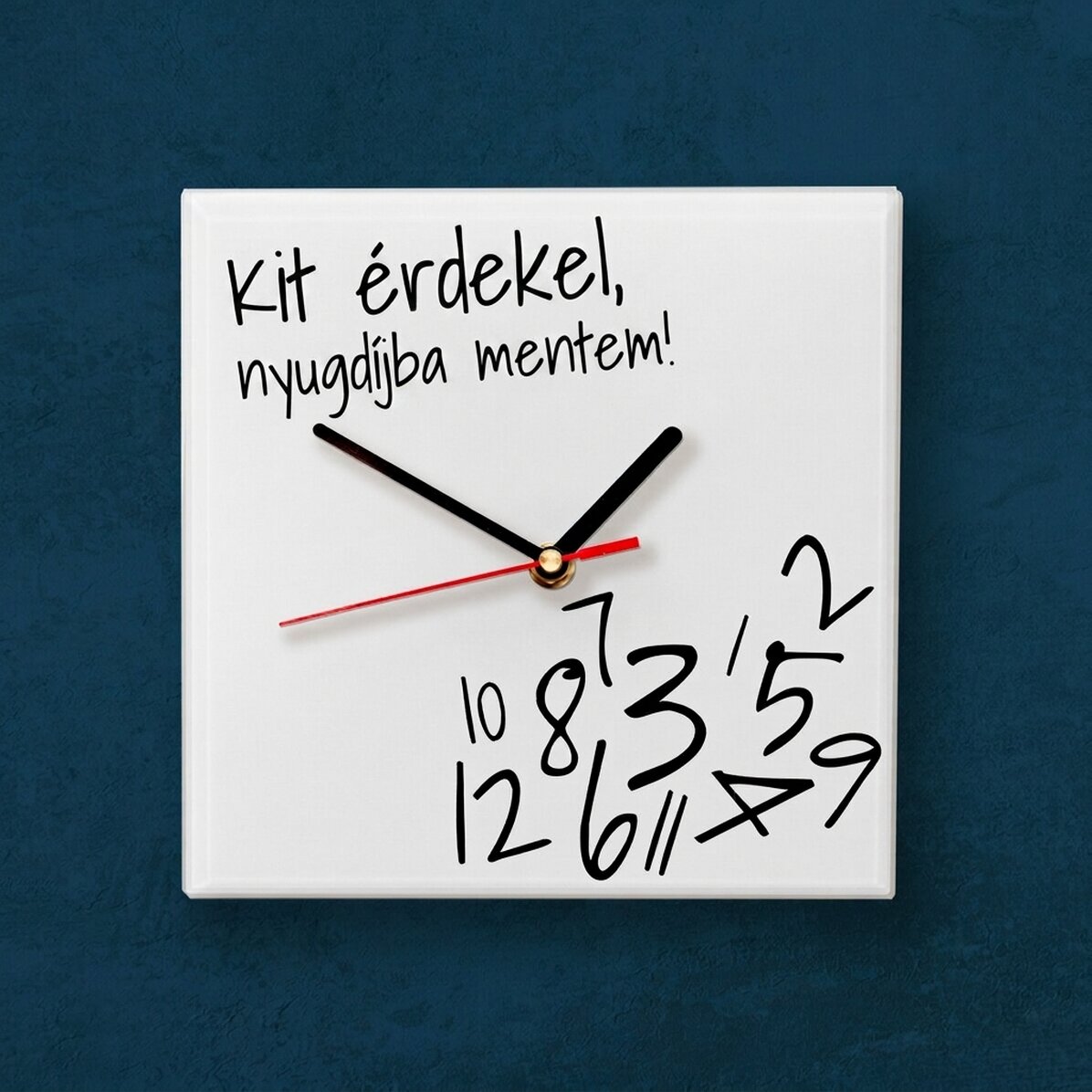Személyre szabott négyzet alakú óra szöveggel – Kit érdekel? Nyugdíjas vagyok!