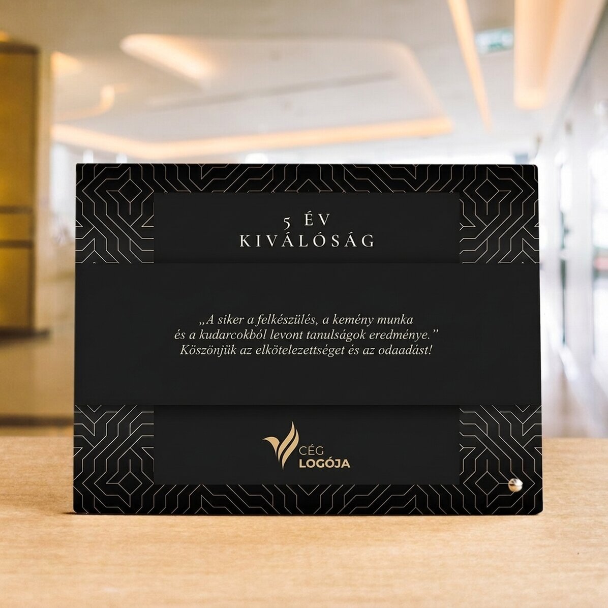 Személyre szabott asztali képkeret logóval és szöveggel – Márka évforduló (fekete)