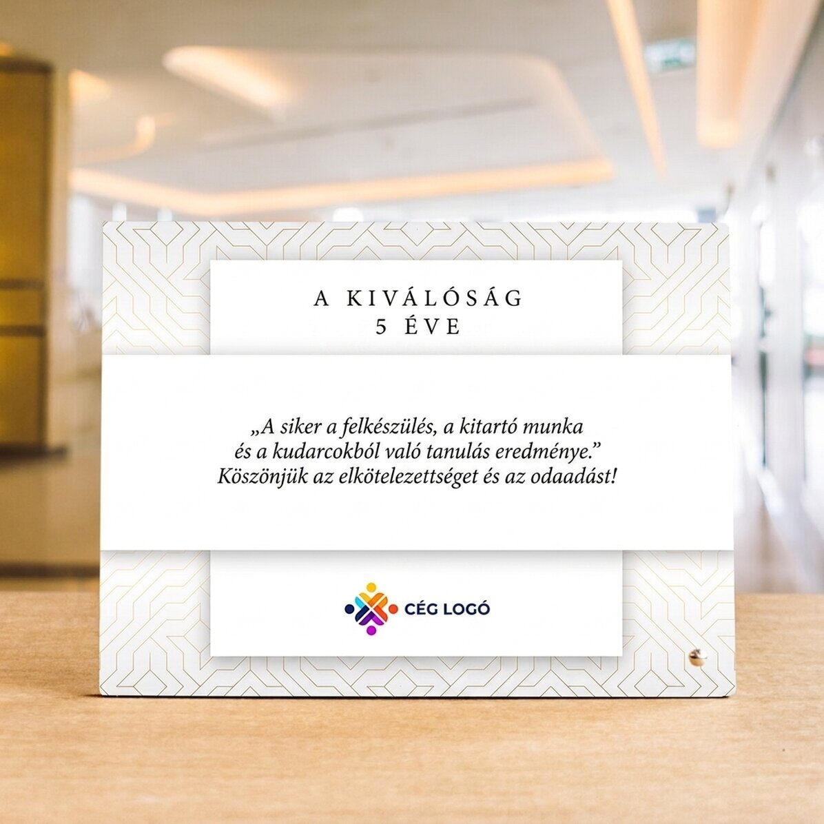 Személyre szabott asztali képkeret logóval és szöveggel – Márka évforduló (fehér)