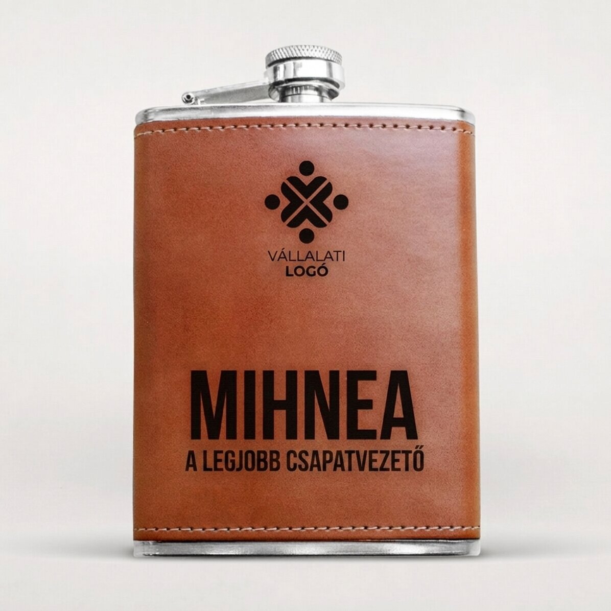 Bőrborítású zsebpalack, logóval és névvel személyre szabva