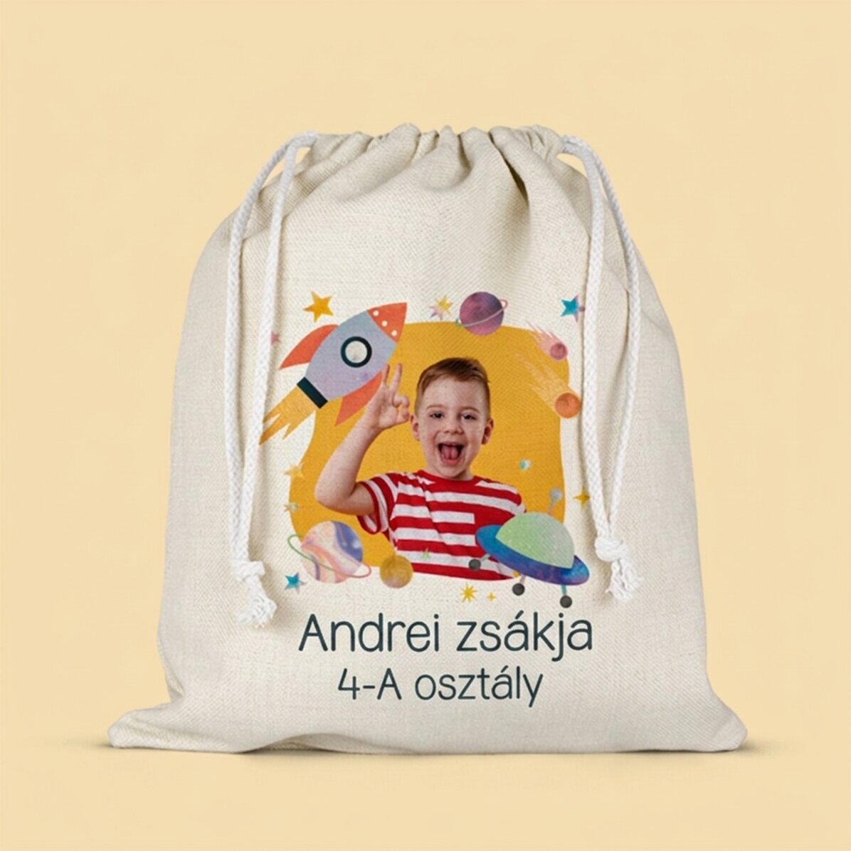 Személyre szabott bölcsődei táska szöveggel és fotóval - Űrrakéta