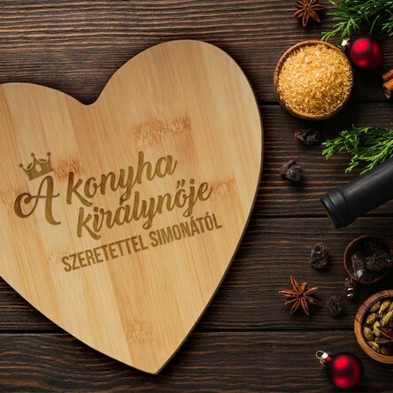 Személyre szabott, szív alakú vágódeszka szöveggel - A konyha királynője