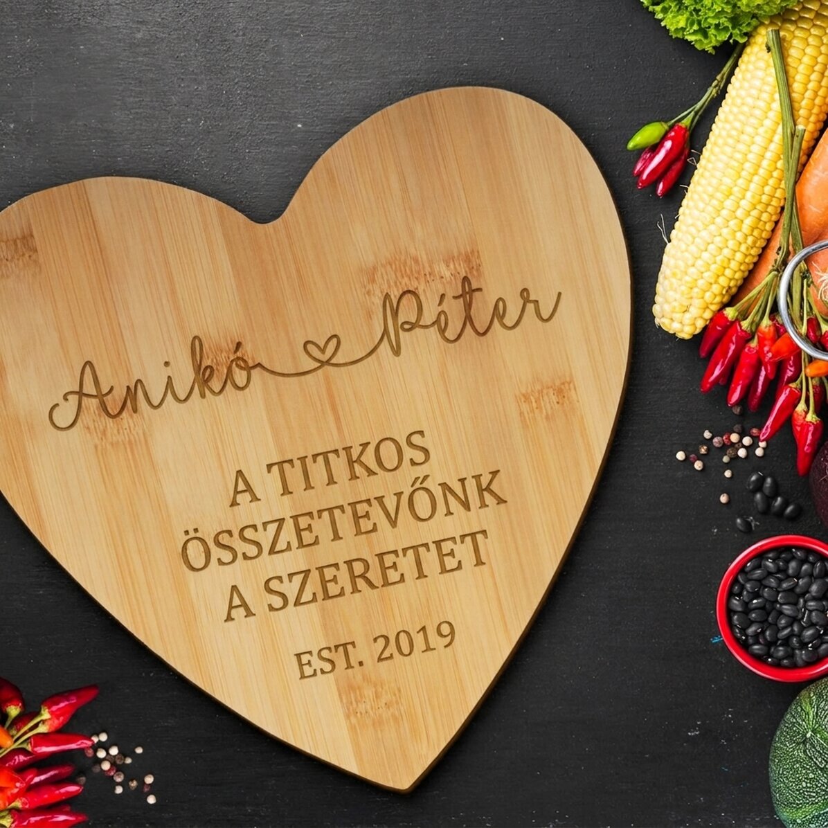 Személyre szabott, szív alakú vágódeszka pároknak