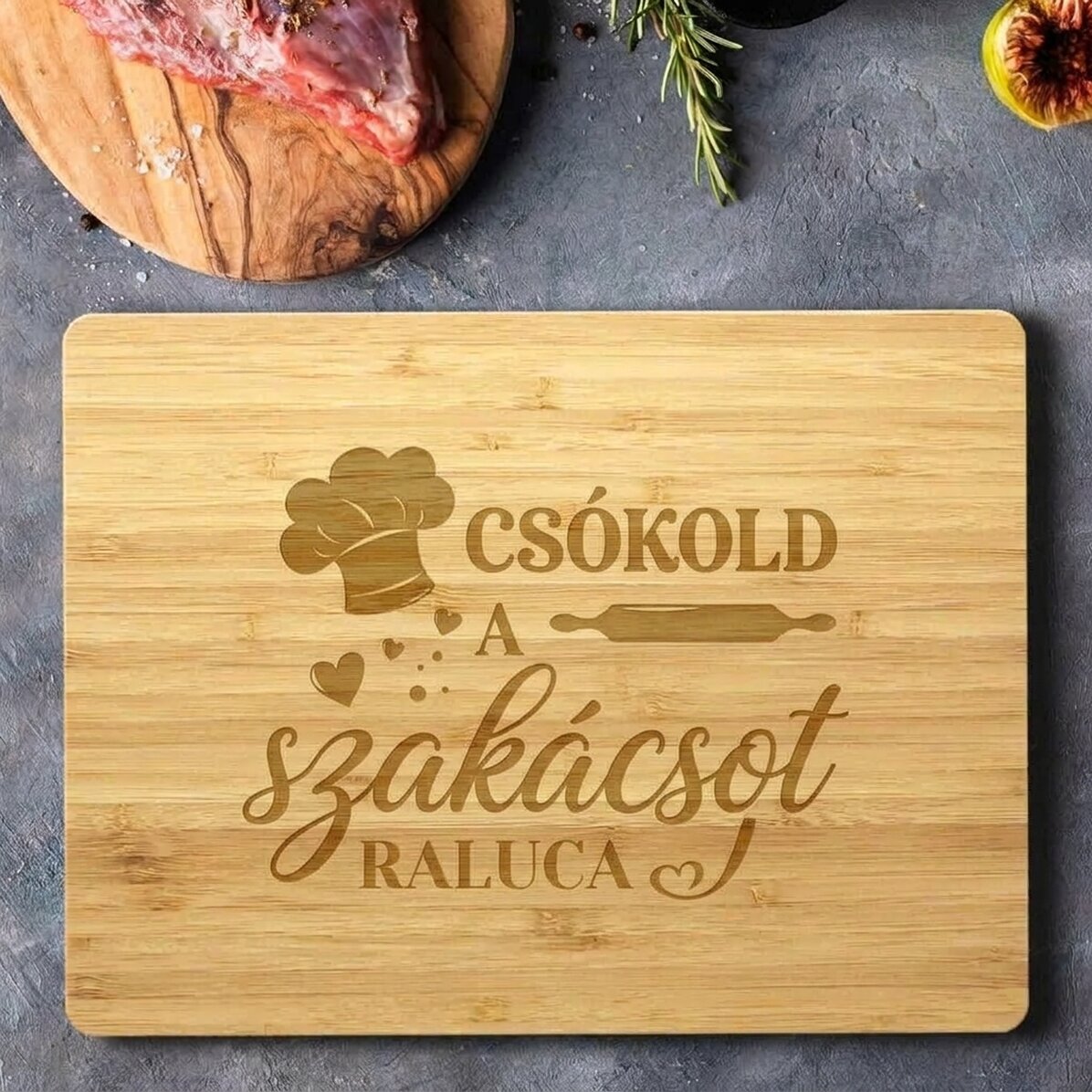 Személyre szabott téglalap alakú bambusz vágódeszka szöveggel - Kiss the chef (Csókold meg a szakács