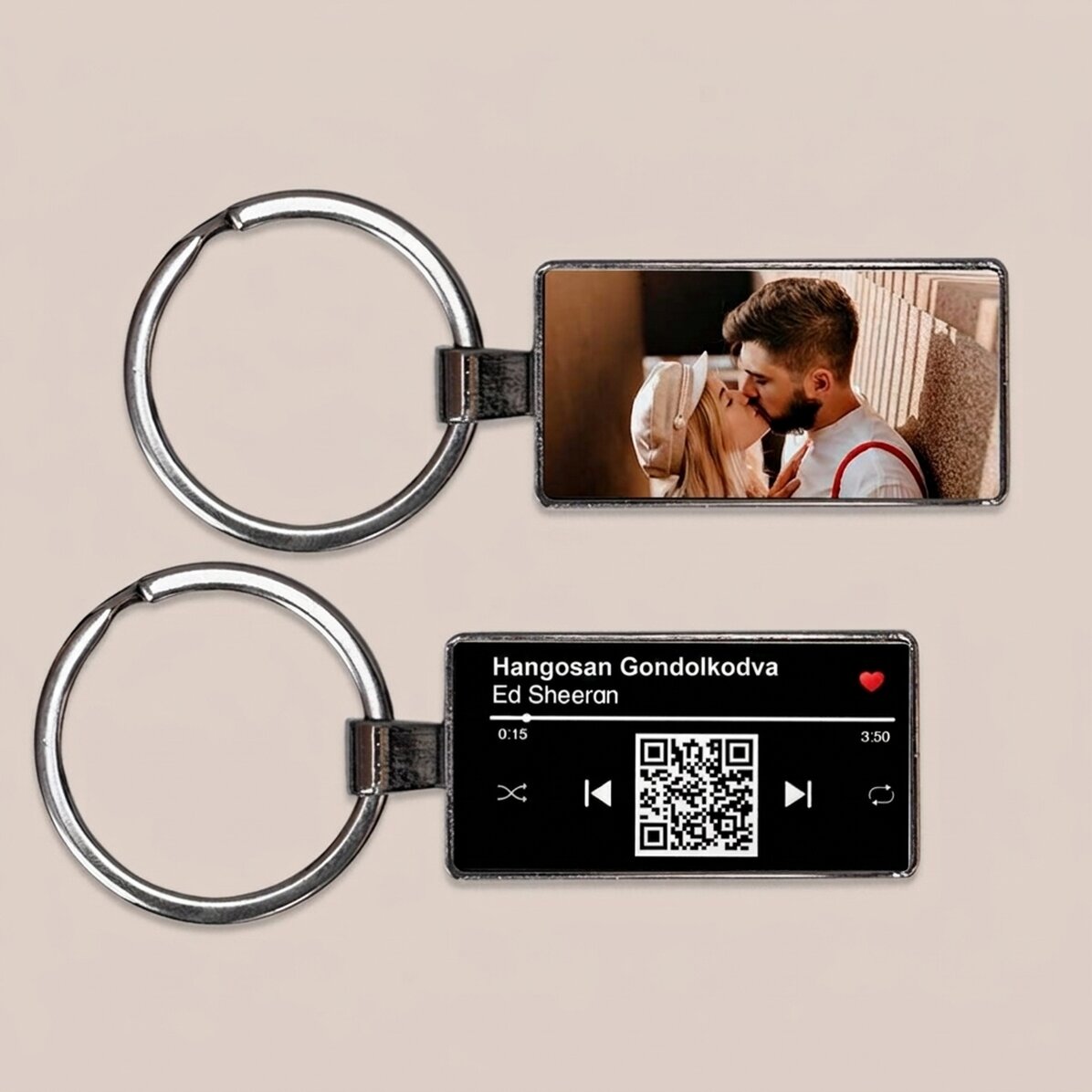 Személyre szabott kulcstartó fotóval és QR-kóddal – A mi dalunk