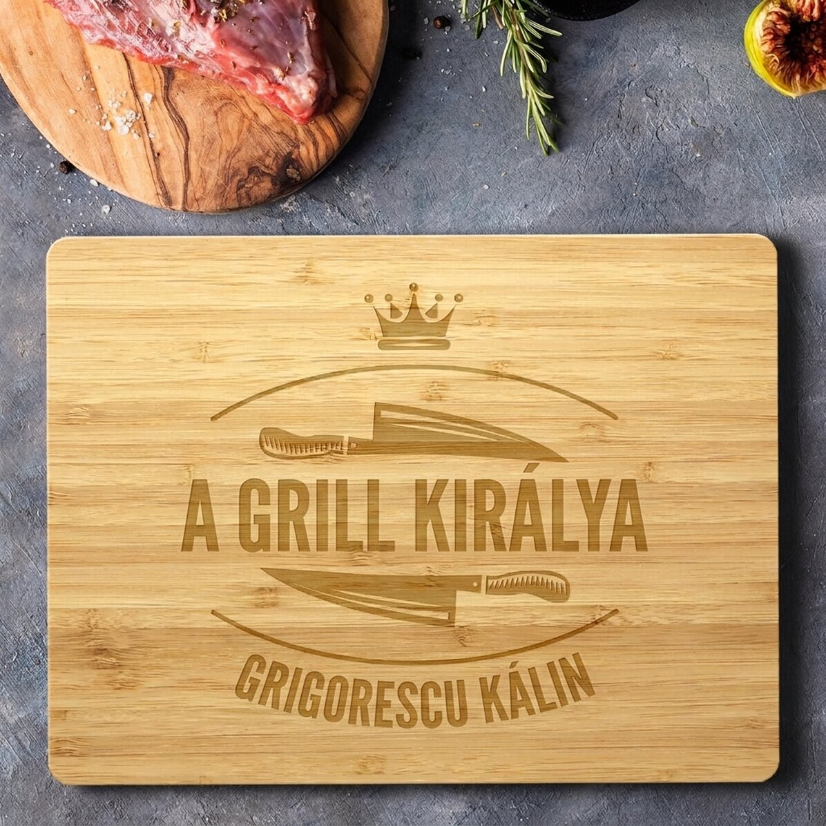 Személyre szabott, téglalap alakú bambusz vágódeszka felirattal – A grill királya