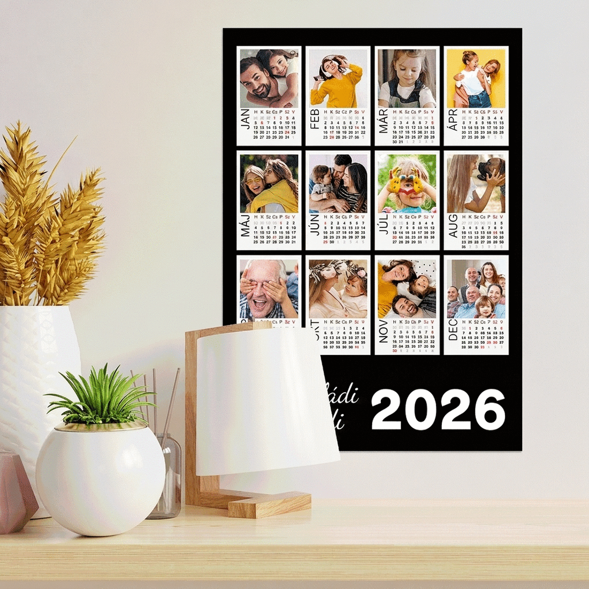 Személyre szabott naptár poszter 12 Polaroid fotóval és színes háttérrel