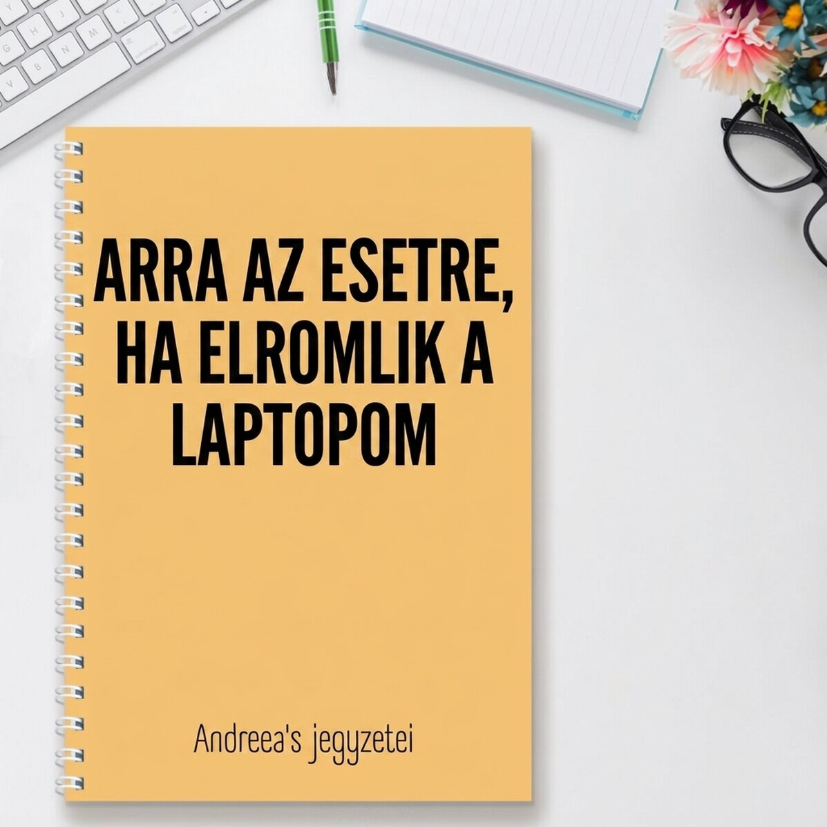 Személyre szabott jegyzetfüzet szöveggel - Törött laptop