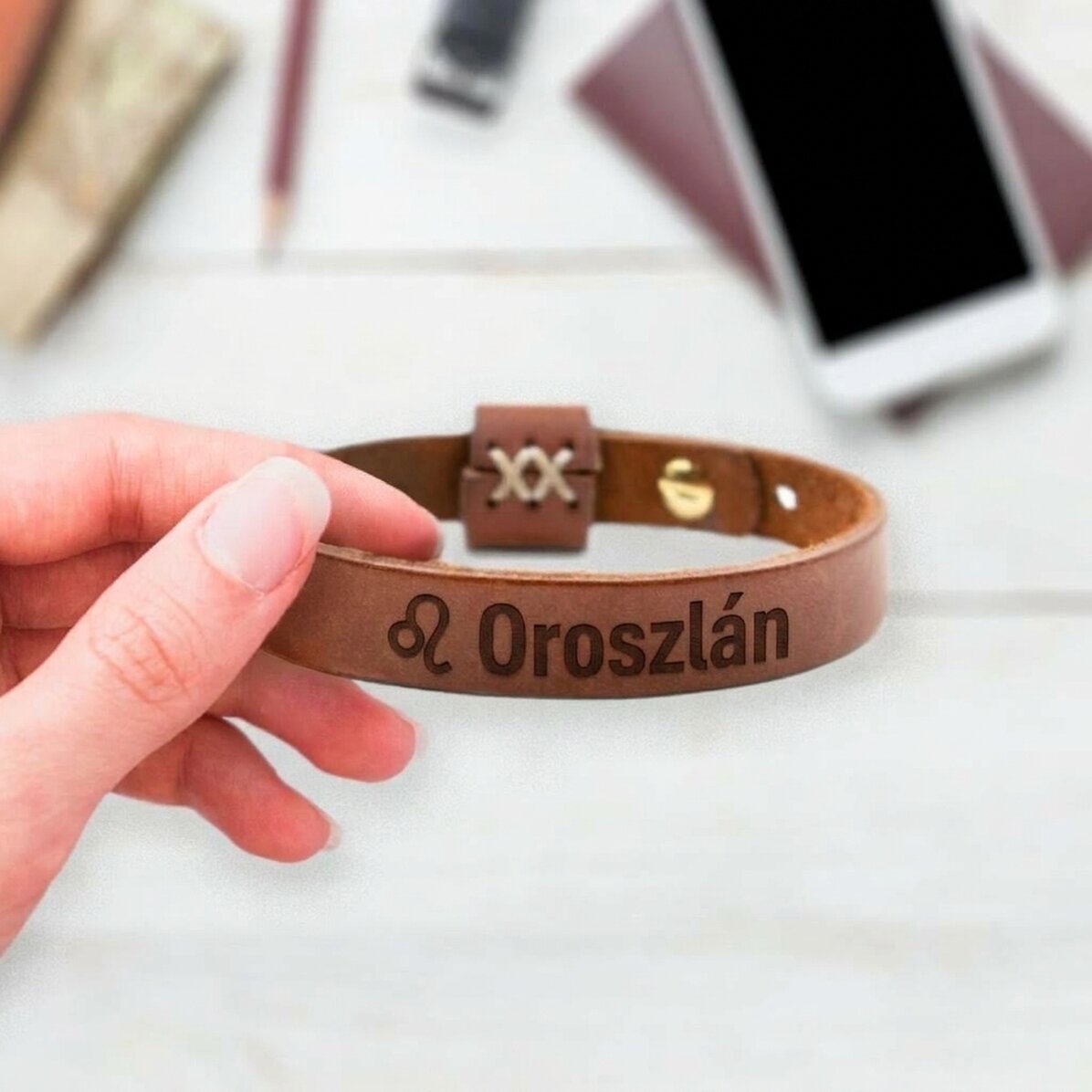 Személyre szabott bőr karkötő monogrammal és Oroszlán állatöv jelével