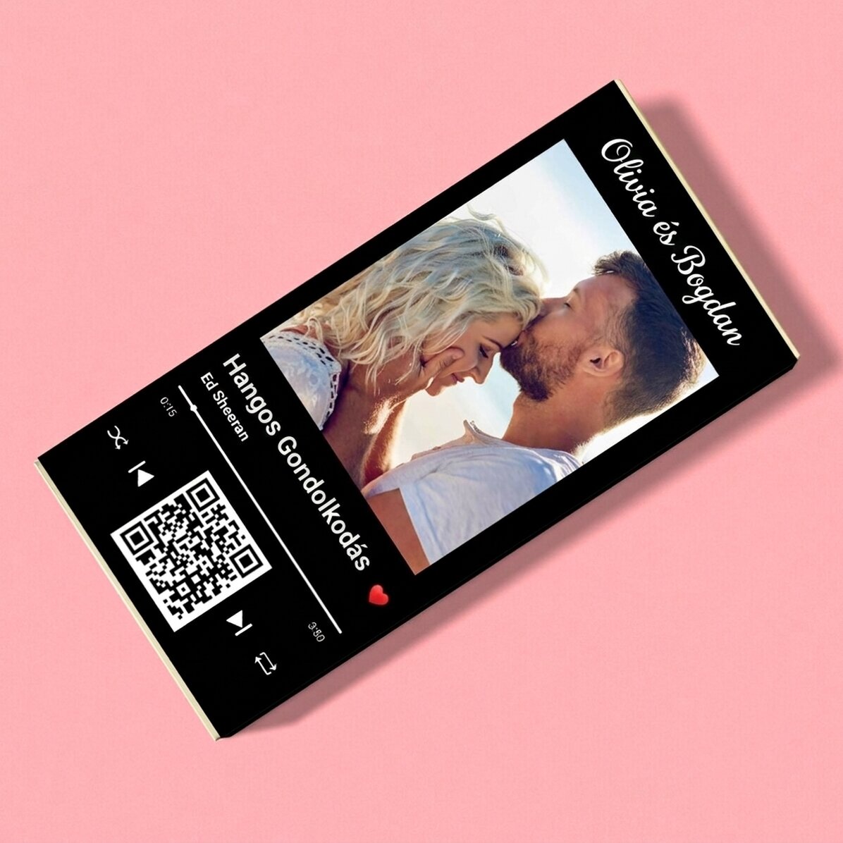 Személyre szabott csokoládé fotóval, szöveggel és QR-kóddal – A mi dallamunk