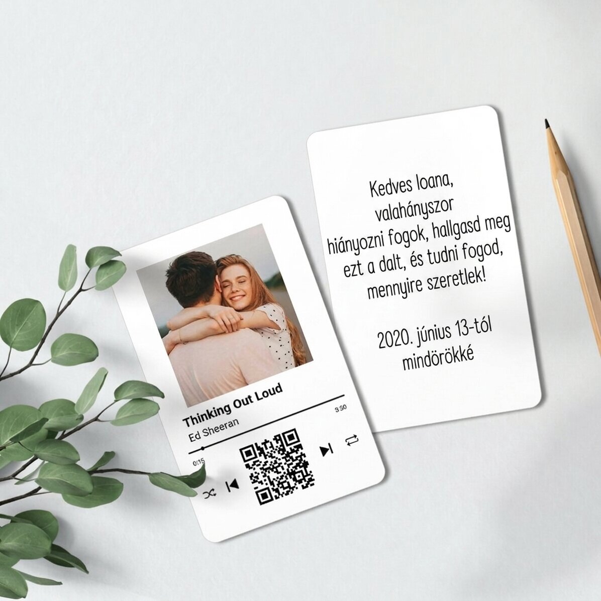 Személyre szabott, kétoldalas alumínium kártya fotóval, üzenettel és QR-kóddal – A mi dallamunk