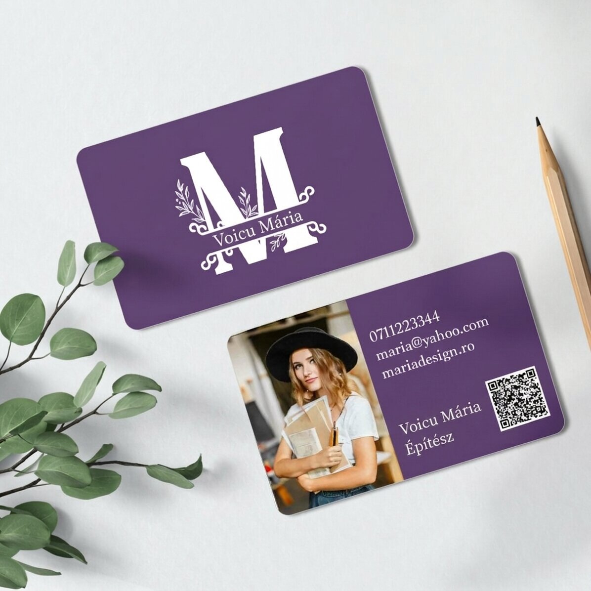 Személyre szabott, kétoldalas alumínium névjegykártya fotóval, üzenettel és QR-kóddal – Monogram