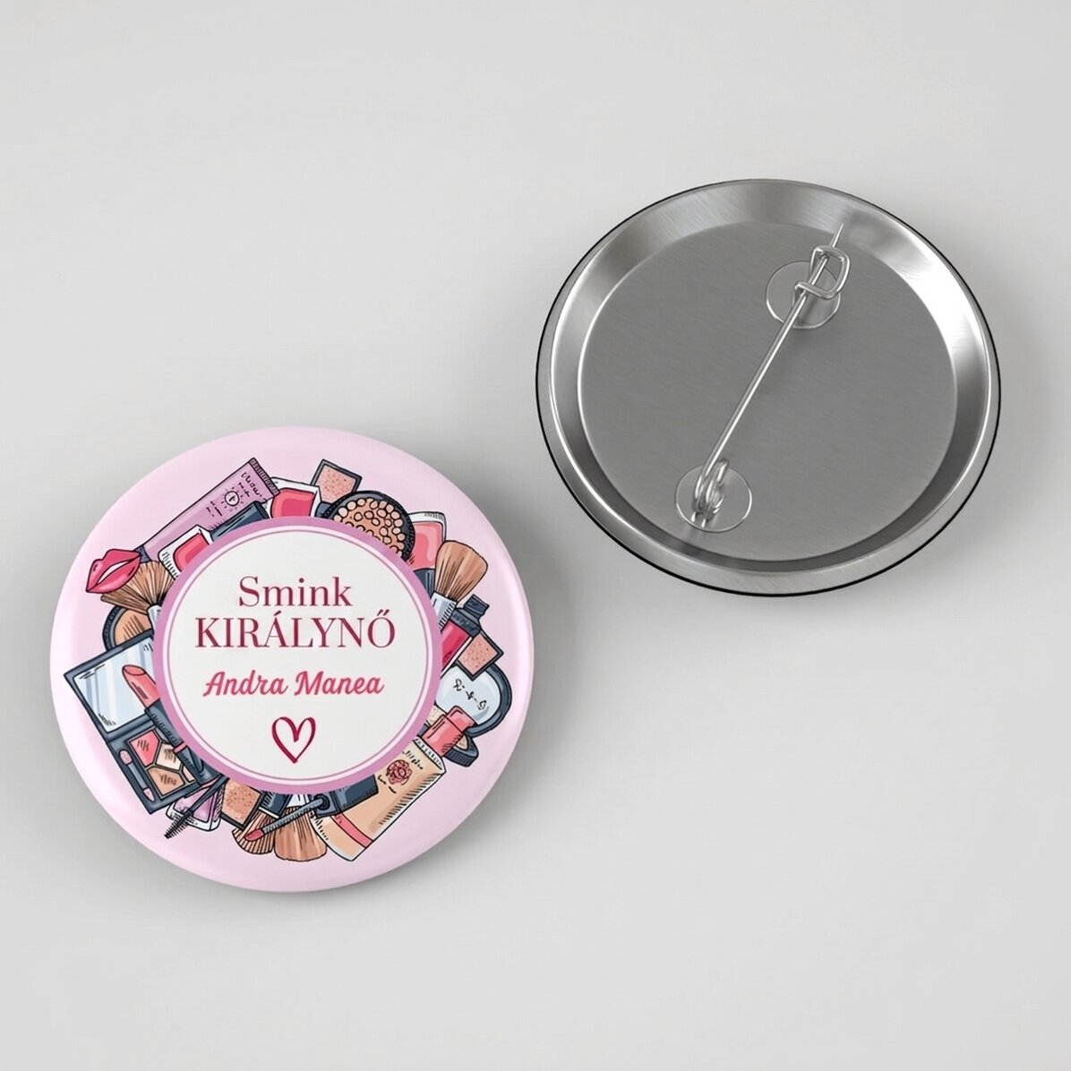 Személyre szabott kitűző üzenettel – Sminkes