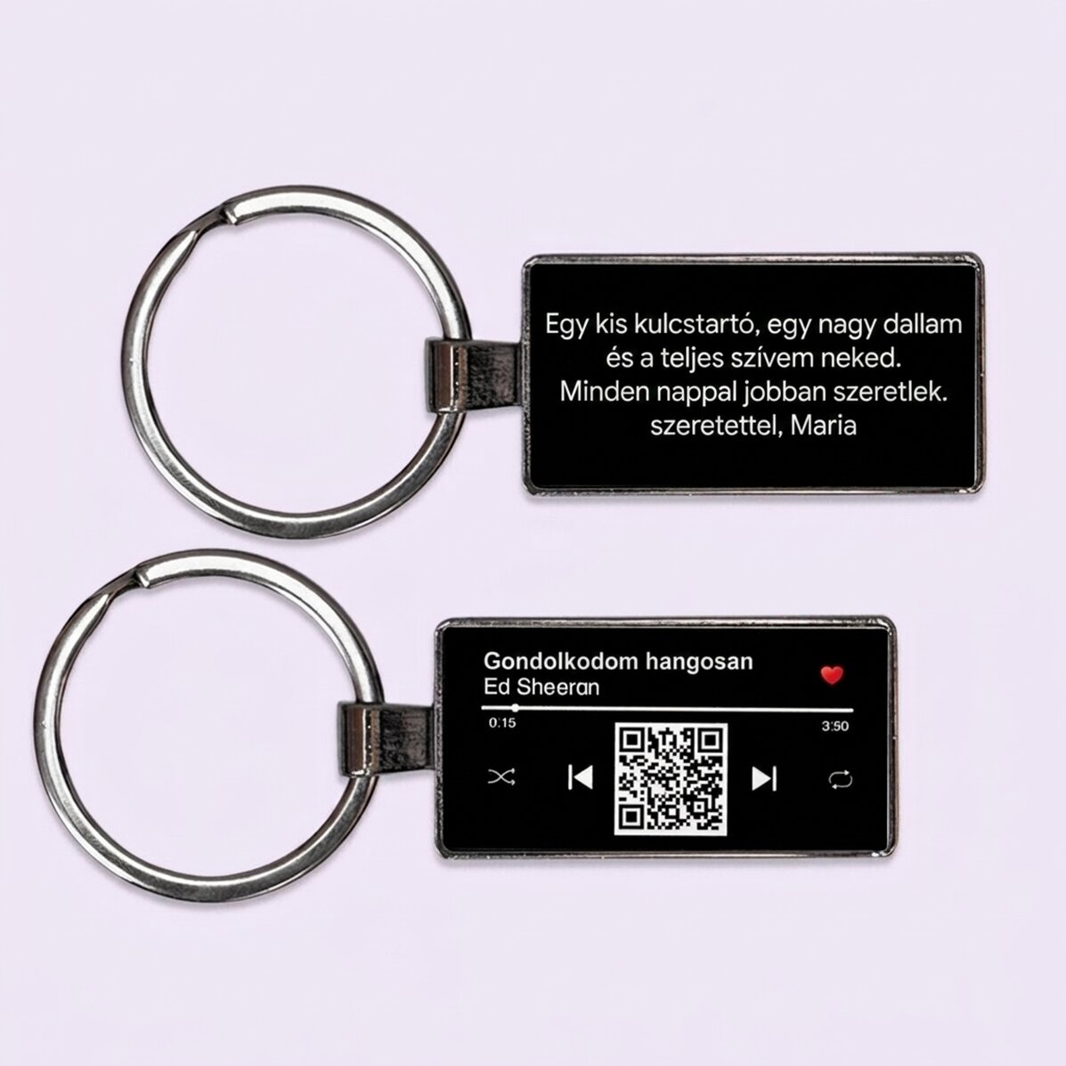 Személyre szabott kulcstartó szöveggel és QR-kóddal – A mi dalunk