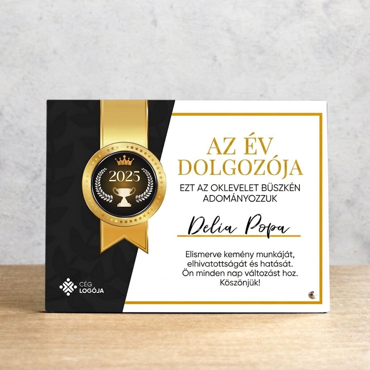Személyre szabott asztali képkeret logóval és szöveggel – Az év alkalmazottja