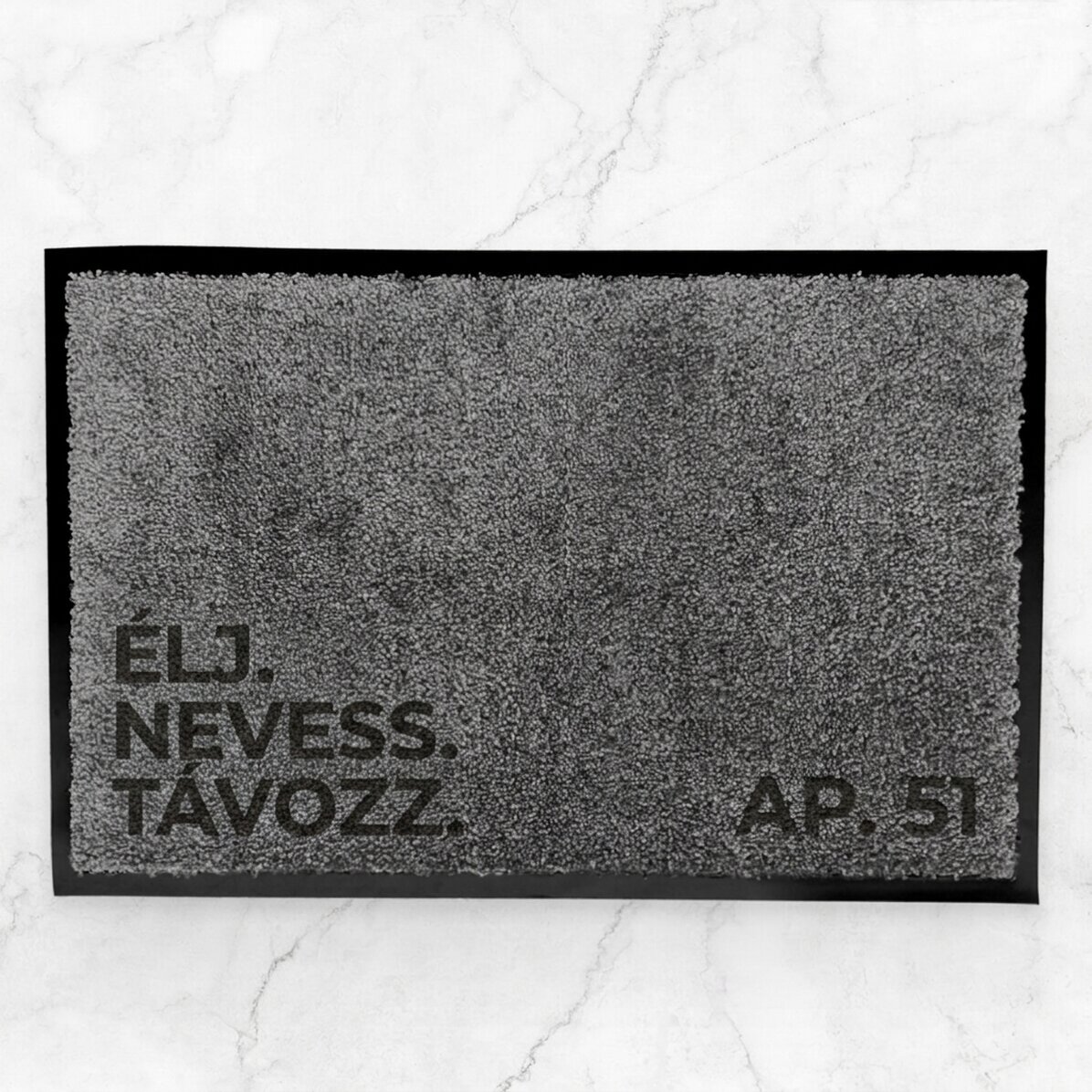 Személyre szabott beltéri lábtörlő szöveggel - Élj. Nevess. Menj.