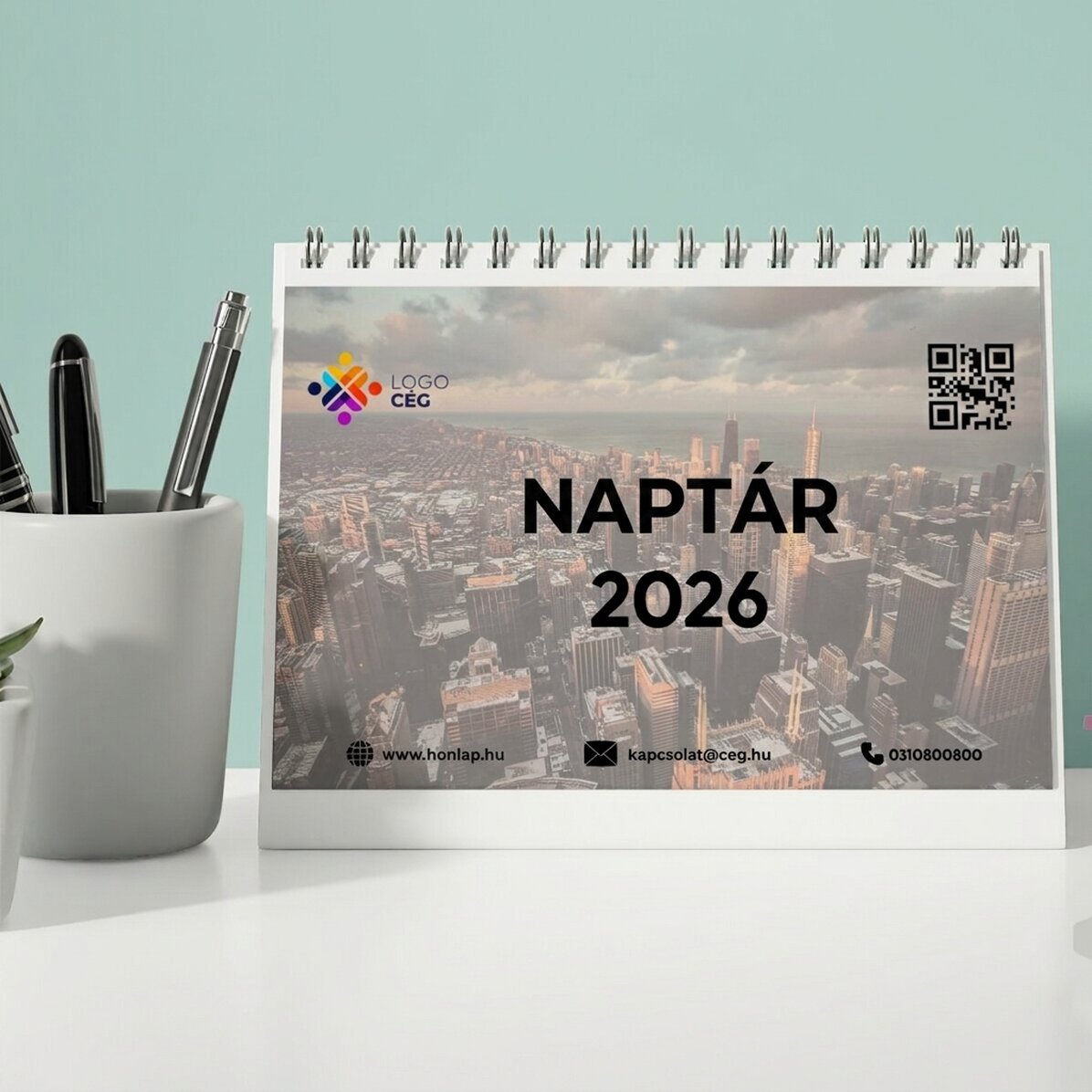 Személyre szabott asztali naptár logóval, fotókkal, szöveggel és QR-kóddal