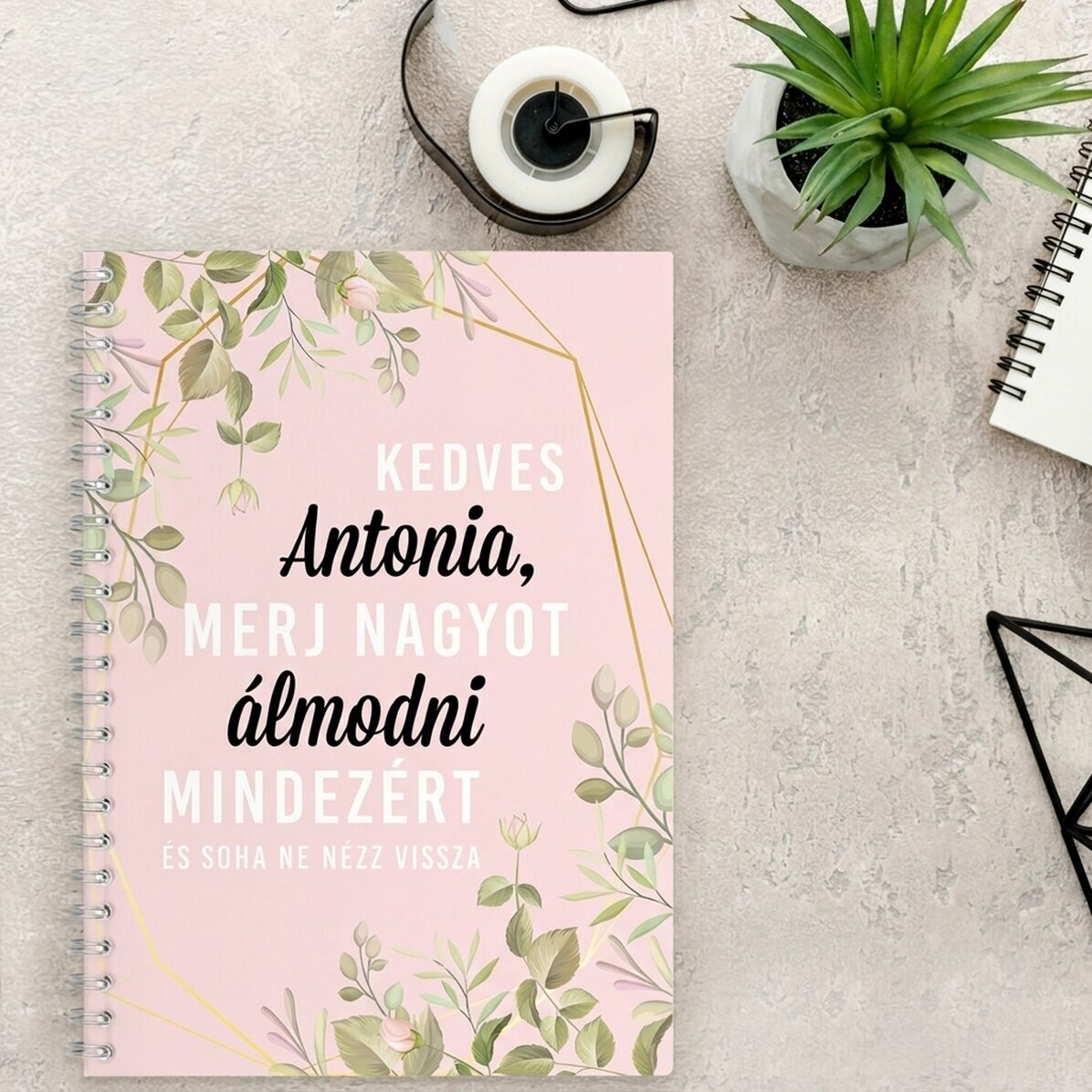 Kedves Antonia virágos, személyre szabott jegyzetfüzet