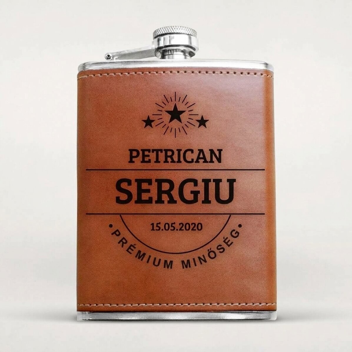 Személyre szabott, bőrborítású zsebpalack névvel