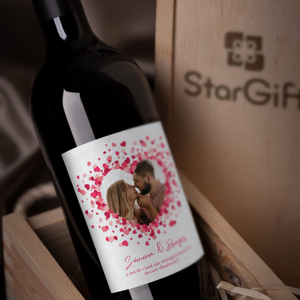 Vin personalizat cu mesaj pentru cuplu - Love is in the air