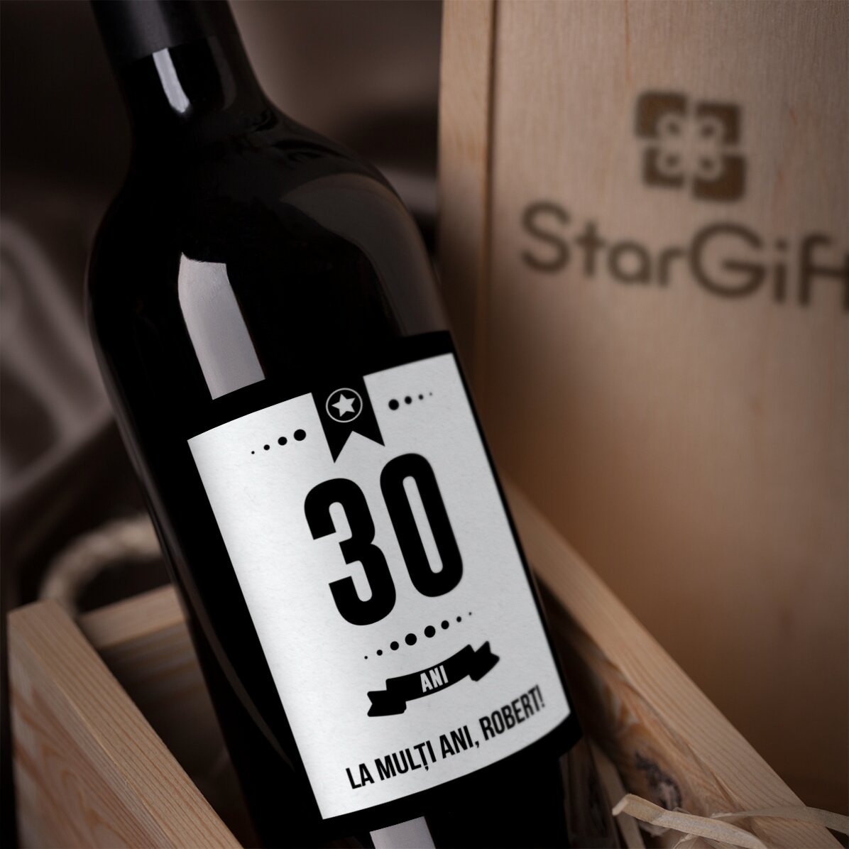 Vin personalizat - La mulți ani, fundal alb